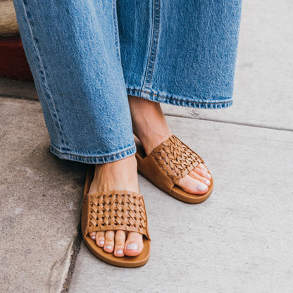 OluKai Sale - Kāmola Women’s Leather Slide Sandals - Tan