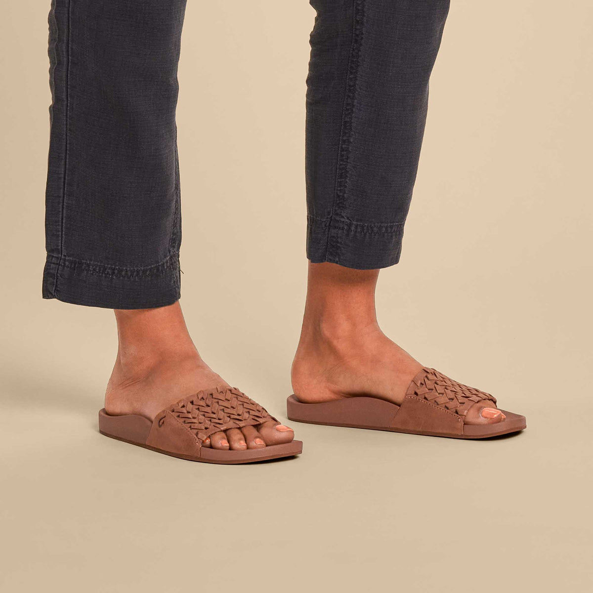 OluKai Sale - Kāmola Women’s Leather Slide Sandals - Tan