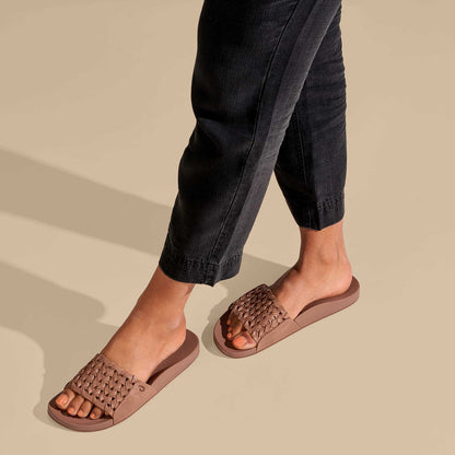 OluKai Sale - Kāmola Women’s Leather Slide Sandals - Tan