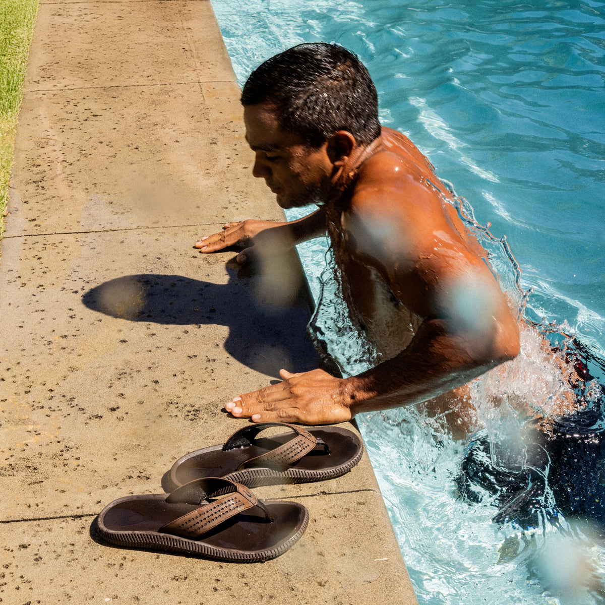 OluKai Great Value - Ulele - Dark Java / Dark Java